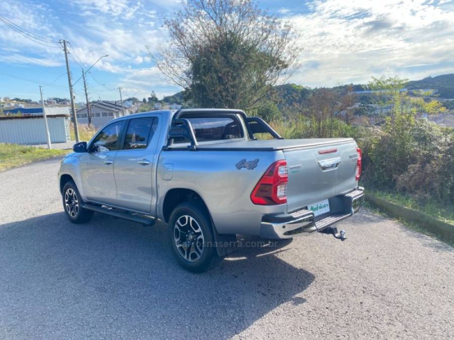 TOYOTA - HILUX - 2023/2023 - Prata - R$ 270.000,00