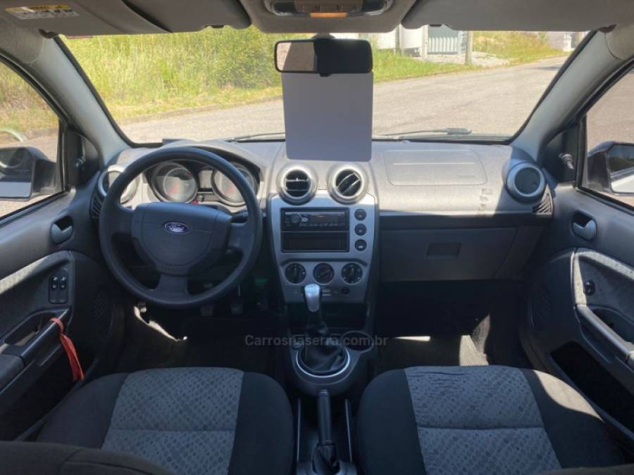 FORD - FIESTA - 2013/2014 - Branca - R$ 40.000,00