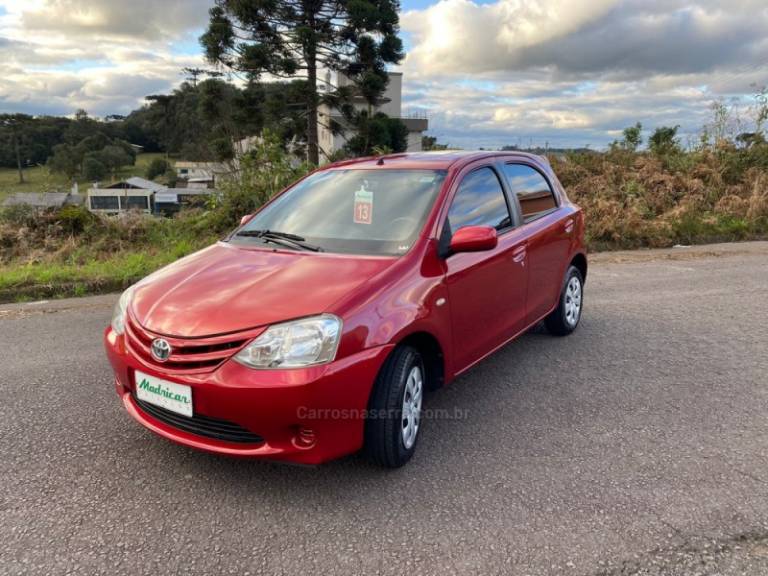 TOYOTA - ETIOS - 2013/2013 - Vermelha - R$ 40.000,00