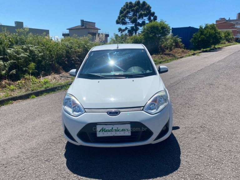 FORD - FIESTA - 2013/2014 - Branca - R$ 40.000,00