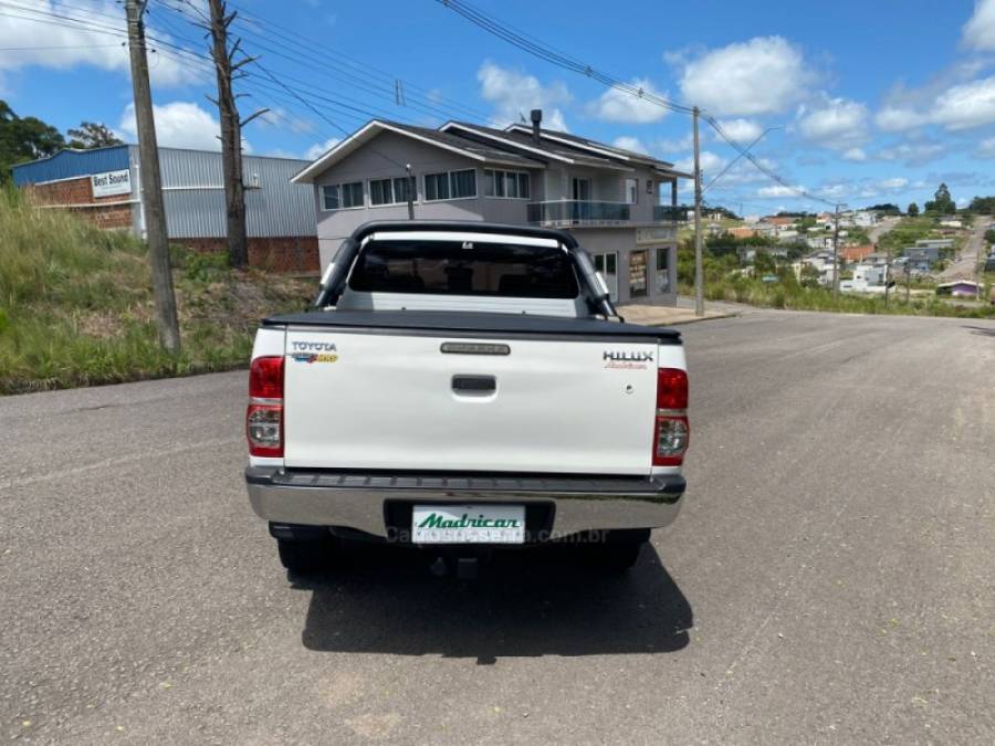 TOYOTA - HILUX - 2014/2015 - Branca - R$ 125.000,00