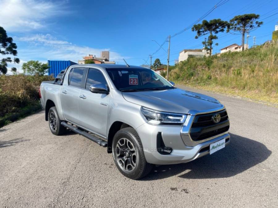 TOYOTA - HILUX - 2023/2023 - Prata - R$ 270.000,00