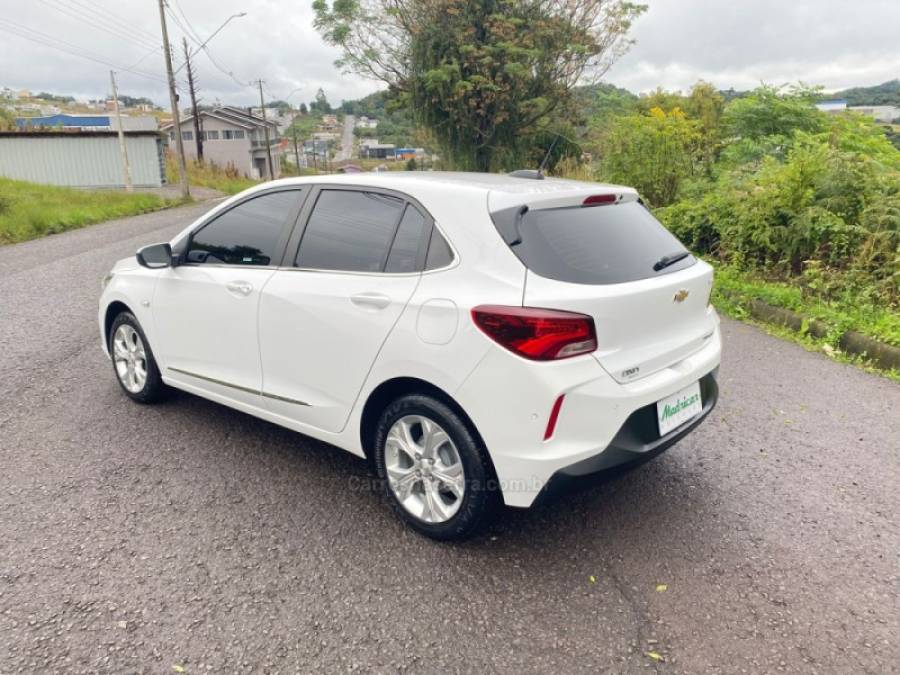 CHEVROLET - ONIX - 2021/2022 - Branca - R$ 84.000,00