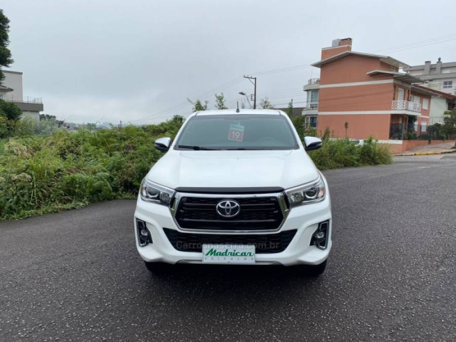 TOYOTA - HILUX - 2018/2019 - Branca - R$ 195.000,00