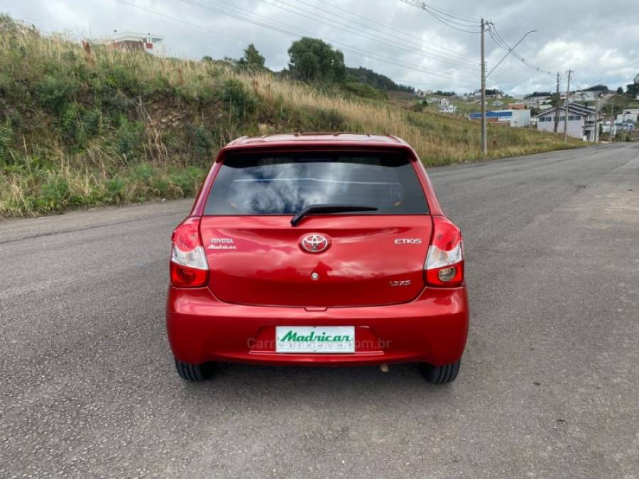 TOYOTA - ETIOS - 2013/2013 - Vermelha - R$ 40.000,00