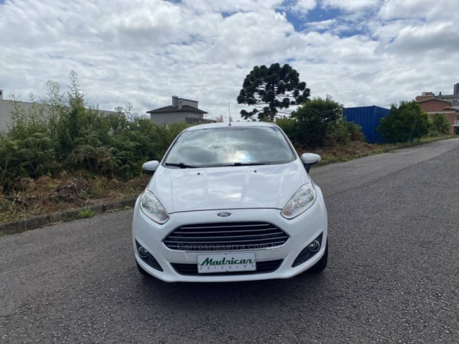 FORD - FIESTA - 2014/2015 - Branca - R$ 43.300,00
